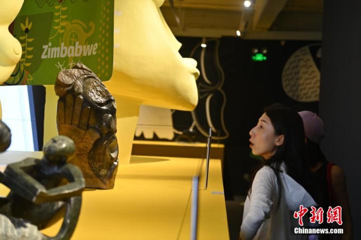 圖為游客參觀藝術(shù)展。中新社記者 李亞龍 攝