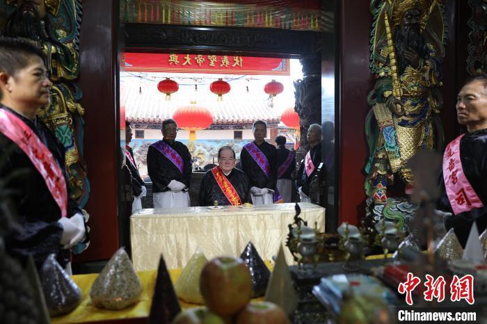 6月21日，“2024(甲辰年)兩岸共祭人文始祖伏羲典禮”在臺(tái)灣新北舉行。擔(dān)任主祭官的先嗇宮董事長、中國國民黨前秘書長李乾龍(中)出席典禮并擔(dān)任主祭官。中新社記者 張曉曦 攝