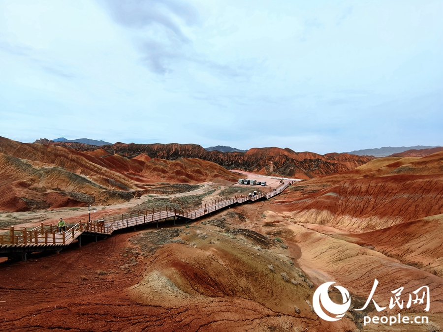  雨后的七彩丹霞，顏色格外艷麗。人民網(wǎng) 黃津曉虎攝