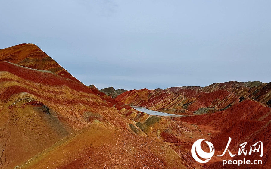 雨后的七彩丹霞，顏色格外艷麗。人民網(wǎng)記者 徐冬兒攝
