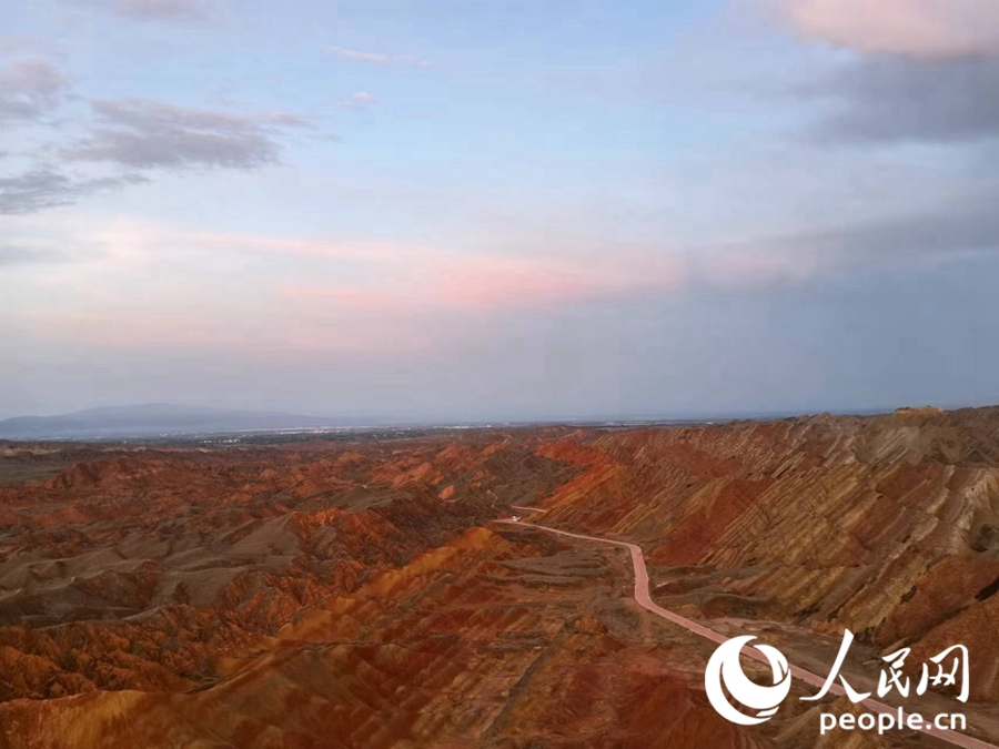日落時(shí)分，余暉與丹霞交相輝映。人民網(wǎng)記者 唐嘉藝攝