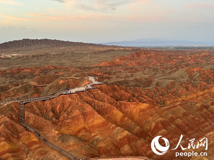日落時(shí)分，余暉與丹霞交相輝映。人民網(wǎng)記者 徐冬兒攝
