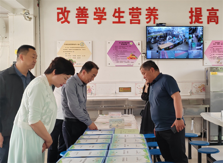 市紀(jì)委監(jiān)委扎實(shí)推動(dòng)開展群眾身邊腐敗和作風(fēng)問題集中整治工作，圖為市紀(jì)委監(jiān)委派駐市教育局紀(jì)檢監(jiān)察組在白銀區(qū)開展“中小學(xué)校園食品安全和膳食經(jīng)費(fèi)管理”集中整治工作開展情況督查.jpg