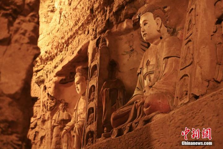 7月15日，甘肅省平?jīng)鍪袥艽h百里石窟長廊中的王母宮石窟造像。百里石窟長廊位于涇川縣境內(nèi)，由512個(gè)石窟、5眼窟中石井組成，現(xiàn)存王母宮石窟、鳳凰山石窟、南石窟寺、丈八寺石窟、羅漢洞石窟、太山寺石窟等規(guī)模較大的石窟群，還有數(shù)量眾多的小石窟群。王母宮石窟又名千佛洞，該窟設(shè)計(jì)宏大，造像生動，窟內(nèi)擁有造像數(shù)百尊，是較為珍貴的佛教文化歷史遺存。中新社記者 李亞龍 攝</p>
<p>