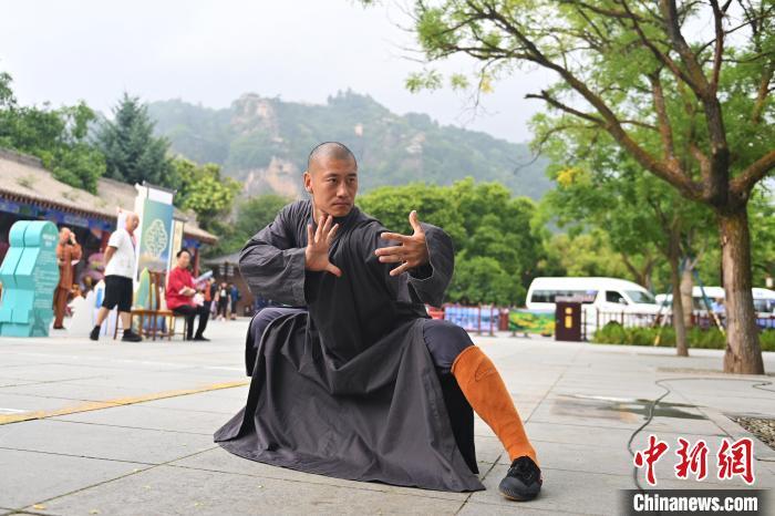 7月14日，甘肅省平涼市崆峒山景區(qū)內，嵩山少林弟子展示武藝。7月13日至14日，“2024年北京體育大學第十五屆國際武術比賽交流大會暨首屆崆峒山國際武術大會”舉行，大會也在崆峒山景區(qū)進行問道崆峒、武術高級研修班、崆峒拜師等系列活動。中新社記者 李亞龍 攝</p>
<p>