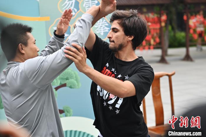 7月14日，甘肅省平涼市崆峒山景區(qū)內，外籍武術愛好者(右)進行忽雷太極拳切磋。7月13日至14日，“2024年北京體育大學第十五屆國際武術比賽交流大會暨首屆崆峒山國際武術大會”舉行，大會也在崆峒山景區(qū)進行問道崆峒、武術高級研修班、崆峒拜師等系列活動。中新社記者 李亞龍 攝</p>
<p>