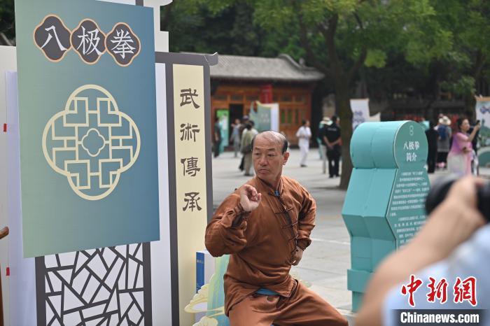 7月14日，甘肅省平涼市崆峒山景區(qū)內，八極拳傳承人展示八極拳。7月13日至14日，“2024年北京體育大學第十五屆國際武術比賽交流大會暨首屆崆峒山國際武術大會”舉行，大會也在崆峒山景區(qū)進行問道崆峒、武術高級研修班、崆峒拜師等系列活動。中新社記者 李亞龍 攝</p>
<p>
