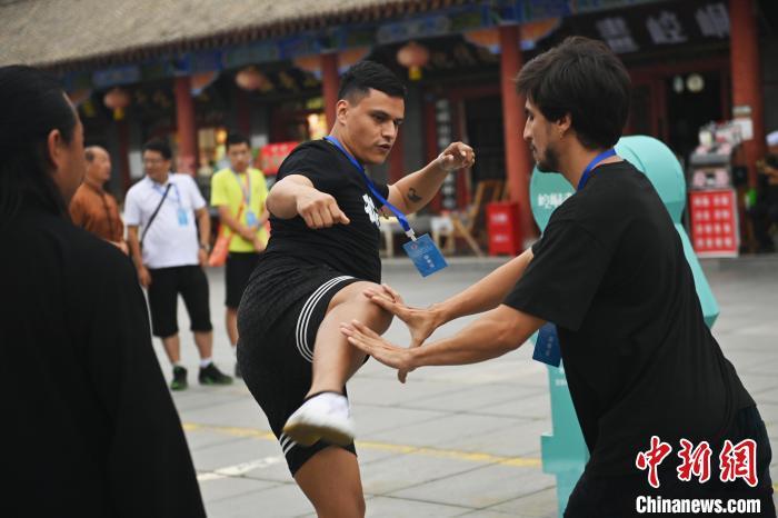 7月14日，甘肅省平涼市崆峒山景區(qū)內，外籍武術愛好者切磋武藝。7月13日至14日，“2024年北京體育大學第十五屆國際武術比賽交流大會暨首屆崆峒山國際武術大會”舉行，大會也在崆峒山景區(qū)進行問道崆峒、武術高級研修班、崆峒拜師等系列活動。中新社記者 李亞龍 攝