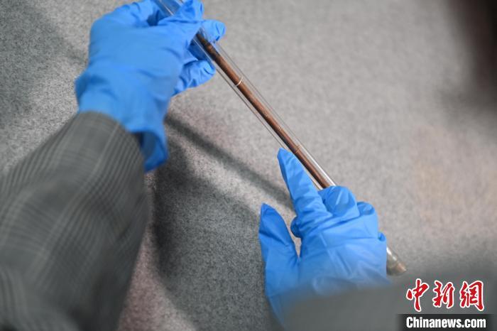 2024年5月7日，拍攝的甘肅省博物館館藏國(guó)寶級(jí)文物“白馬作”毛筆。李亞龍　攝