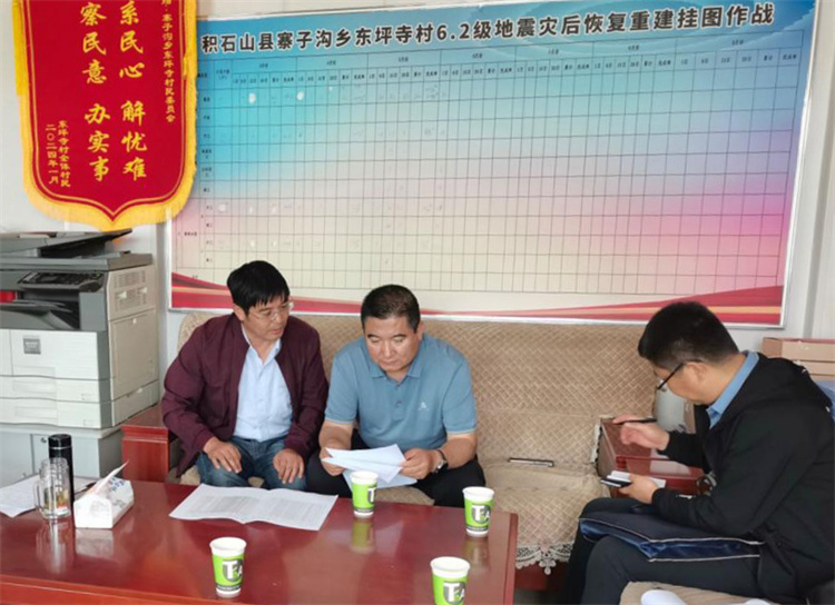 州縣紀(jì)委監(jiān)委機(jī)關(guān)聯(lián)合督查組對(duì)下沉干部 、駐村干部 、包村組長(zhǎng)、村干部 “四級(jí)”干部履職到崗情況，以及工作日志和民情臺(tái)賬、訴求臺(tái)賬進(jìn)行日常監(jiān)督檢查，壓實(shí)工作責(zé)任。.jpg