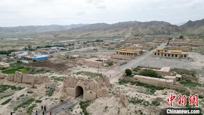 7月13日，位于山丹漢明長(zhǎng)城遺址里的硤口古城。(無(wú)人機(jī)圖片) 　九美旦增 攝