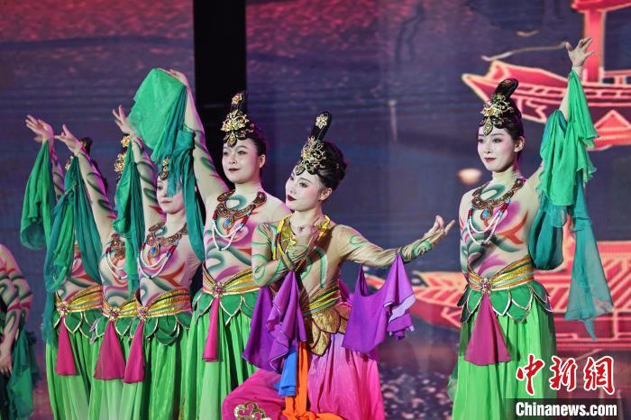 7月19日晚，第五屆黃河之濱文藝展演在蘭州體育文化廣場(chǎng)開幕。圖為開幕式演出敦煌舞蹈。張曦予 攝
