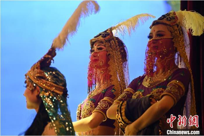 7月18日晚，中國經(jīng)典舞劇《絲路花雨》在甘肅蘭州黃河劇院進行演出。中國經(jīng)典舞劇《絲路花雨》迎來45周年，7月17日-8月4日在蘭州開啟為期多天的駐場演出。該舞劇取材于敦煌莫高窟壁畫，集中國霓裳羽衣舞、敦煌舞、印度舞、黑巾舞、波斯馬鈴舞等于一身，自1979年演出至今，該劇先后在40多個國家和地區(qū)演出近4000場，觀眾550多萬人次。中新社記者 李亞龍 攝</p>
<p>
