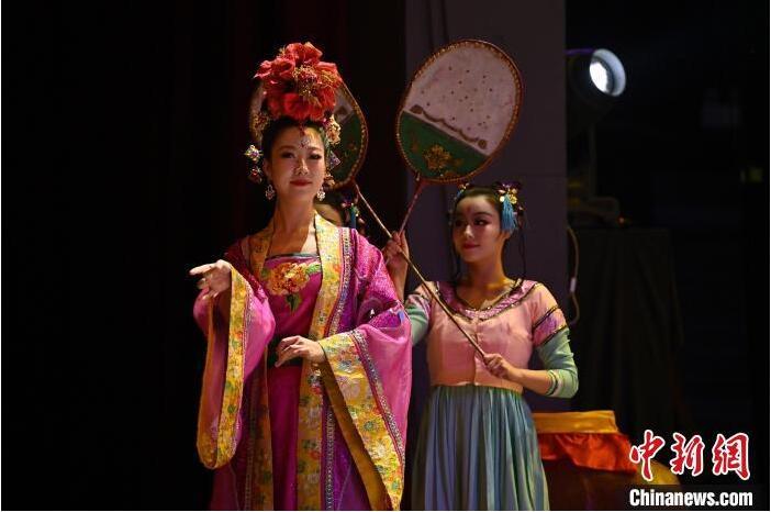 7月18日晚，中國經(jīng)典舞劇《絲路花雨》在甘肅蘭州黃河劇院進行演出。中國經(jīng)典舞劇《絲路花雨》迎來45周年，7月17日-8月4日在蘭州開啟為期多天的駐場演出。該舞劇取材于敦煌莫高窟壁畫，集中國霓裳羽衣舞、敦煌舞、印度舞、黑巾舞、波斯馬鈴舞等于一身，自1979年演出至今，該劇先后在40多個國家和地區(qū)演出近4000場，觀眾550多萬人次。中新社記者 李亞龍 攝</p>
<p>