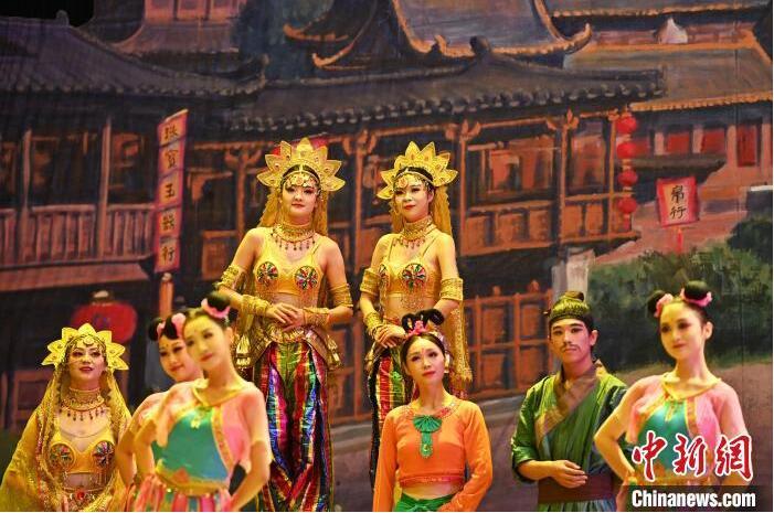 7月18日晚，中國經(jīng)典舞劇《絲路花雨》在甘肅蘭州黃河劇院進行演出。中國經(jīng)典舞劇《絲路花雨》迎來45周年，7月17日-8月4日在蘭州開啟為期多天的駐場演出。該舞劇取材于敦煌莫高窟壁畫，集中國霓裳羽衣舞、敦煌舞、印度舞、黑巾舞、波斯馬鈴舞等于一身，自1979年演出至今，該劇先后在40多個國家和地區(qū)演出近4000場，觀眾550多萬人次。中新社記者 李亞龍 攝</p>
<p>