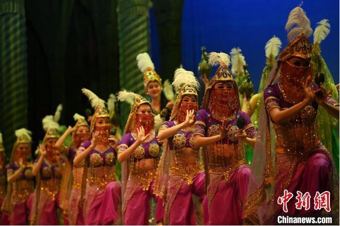 7月18日晚，中國經(jīng)典舞劇《絲路花雨》在甘肅蘭州黃河劇院進行演出。中國經(jīng)典舞劇《絲路花雨》迎來45周年，7月17日-8月4日在蘭州開啟為期多天的駐場演出。該舞劇取材于敦煌莫高窟壁畫，集中國霓裳羽衣舞、敦煌舞、印度舞、黑巾舞、波斯馬鈴舞等于一身，自1979年演出至今，該劇先后在40多個國家和地區(qū)演出近4000場，觀眾550多萬人次。中新社記者 李亞龍 攝</p>
<p>