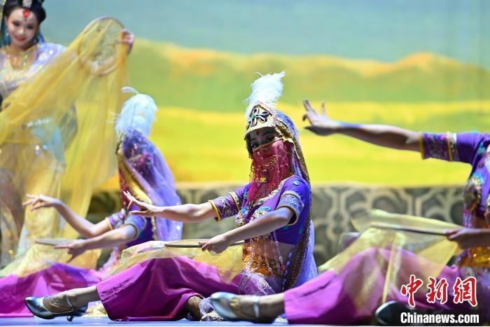 7月18日晚，中國經(jīng)典舞劇《絲路花雨》在甘肅蘭州黃河劇院進行演出。中國經(jīng)典舞劇《絲路花雨》迎來45周年，7月17日-8月4日在蘭州開啟為期多天的駐場演出。該舞劇取材于敦煌莫高窟壁畫，集中國霓裳羽衣舞、敦煌舞、印度舞、黑巾舞、波斯馬鈴舞等于一身，自1979年演出至今，該劇先后在40多個國家和地區(qū)演出近4000場，觀眾550多萬人次。中新社記者 李亞龍 攝</p>
<p>