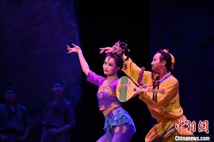 7月18日晚，中國經(jīng)典舞劇《絲路花雨》在甘肅蘭州黃河劇院進行演出。中國經(jīng)典舞劇《絲路花雨》迎來45周年，7月17日-8月4日在蘭州開啟為期多天的駐場演出。該舞劇取材于敦煌莫高窟壁畫，集中國霓裳羽衣舞、敦煌舞、印度舞、黑巾舞、波斯馬鈴舞等于一身，自1979年演出至今，該劇先后在40多個國家和地區(qū)演出近4000場，觀眾550多萬人次。中新社記者 李亞龍 攝</p>
<p>