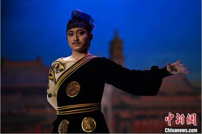 7月18日晚，中國經(jīng)典舞劇《絲路花雨》在甘肅蘭州黃河劇院進行演出。中國經(jīng)典舞劇《絲路花雨》迎來45周年，7月17日-8月4日在蘭州開啟為期多天的駐場演出。該舞劇取材于敦煌莫高窟壁畫，集中國霓裳羽衣舞、敦煌舞、印度舞、黑巾舞、波斯馬鈴舞等于一身，自1979年演出至今，該劇先后在40多個國家和地區(qū)演出近4000場，觀眾550多萬人次。中新社記者 李亞龍 攝