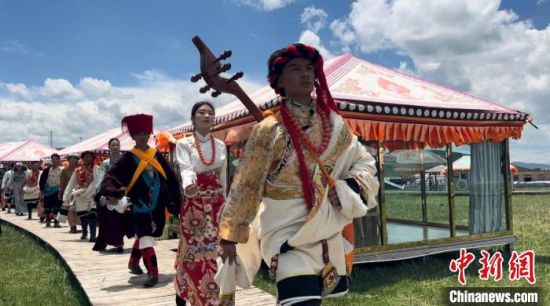 2024年6月，甘肅甘南藏族自治州上演藏服時(shí)裝秀。(資料圖)高瑩 攝