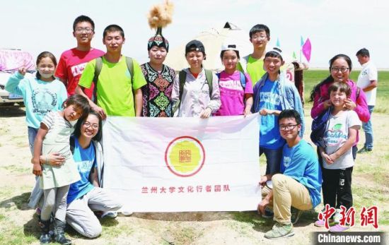 圖為蘭州大學(xué)文化行者團(tuán)隊(duì)走進(jìn)民族社區(qū)。(資料圖)蘭州大學(xué)供圖