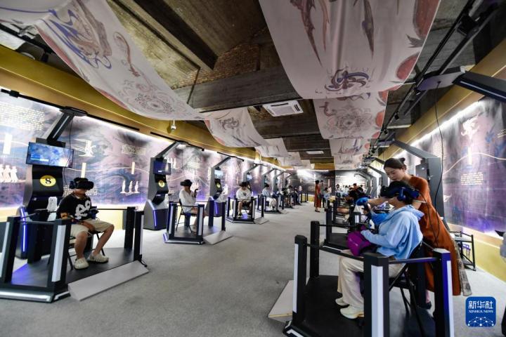 7月22日，游客線下體驗(yàn)“尋境敦煌——數(shù)字敦煌沉浸展”。新華社記者 郎兵兵 攝</p>
<p>