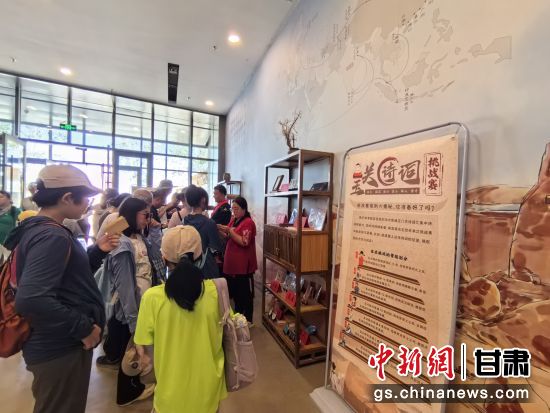 近日，玉門關(guān)遺址景區(qū)開啟了一場(chǎng)精彩紛呈的玉關(guān)詩詞挑戰(zhàn)賽，吸引眾多游人參與其中。玉門關(guān)遺址景區(qū)供圖