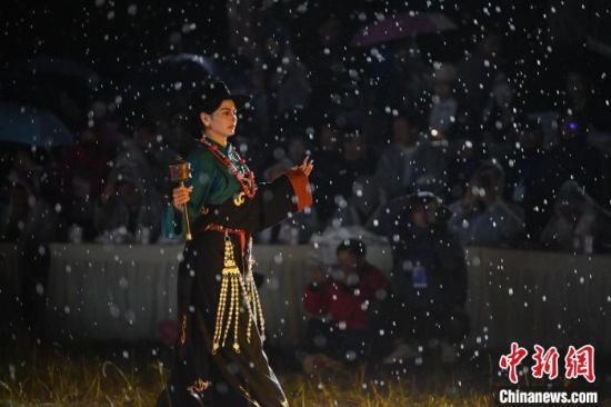 圖為2024年8月6日晚大賽現(xiàn)場(chǎng)模特進(jìn)行比賽。李亞龍 攝